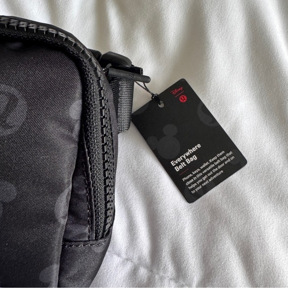 Lululemon x Disney Everywhere Belt Bag Mickey and Logo Print - Disney Black - Picture 6 of 9